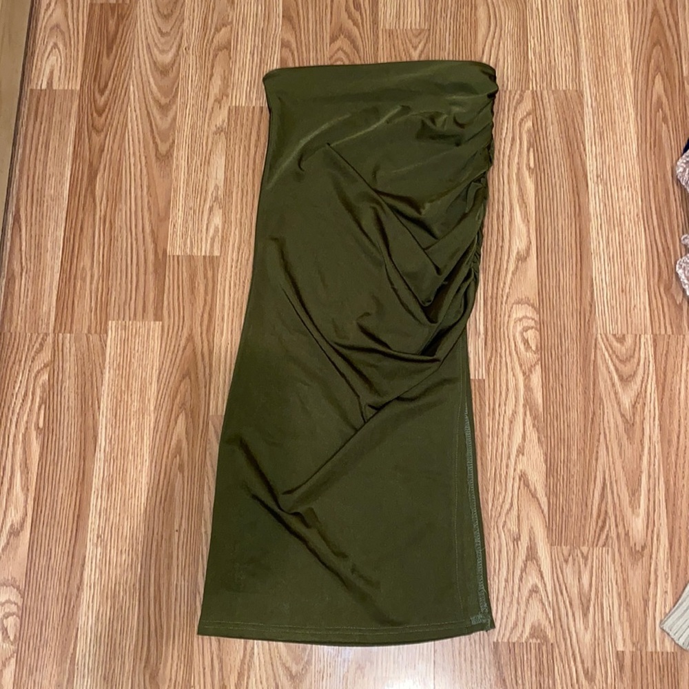 Solid Ruched Split Thigh Skirt. Size: Medium (US 6)